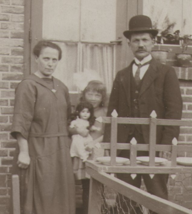 Klik voor foto in apart venster HJ Koevoet, PM Sonneveld en PM Koevoet